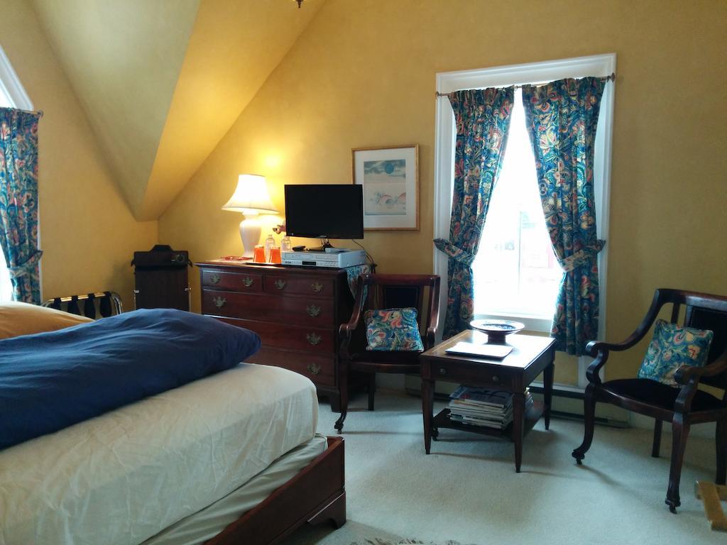 Fairmont House Bed & Breakfast Mahone Bay Exteriör bild