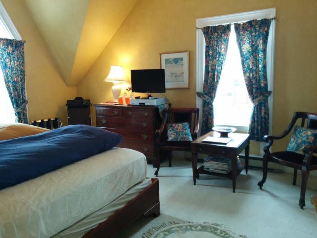 Fairmont House Bed & Breakfast Mahone Bay Exteriör bild